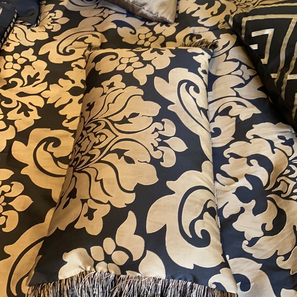 Michael Amini King Size Bedding - Picture 4 of 9